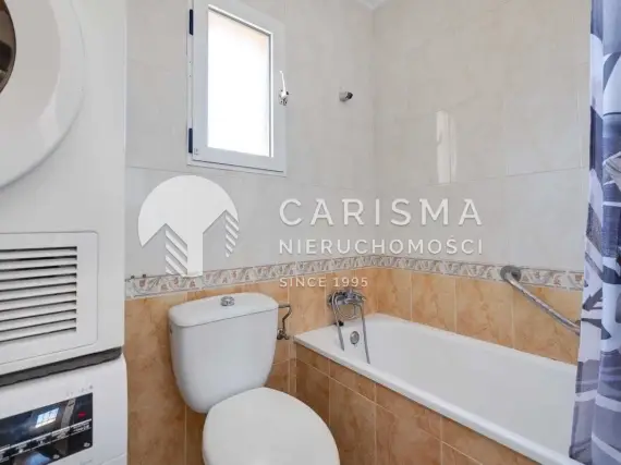 (13) Odnowiony dom szeregowy Aguas Nuevas Torrevieja 3 sypialnie solarium parking fotowoltaika blisko pla