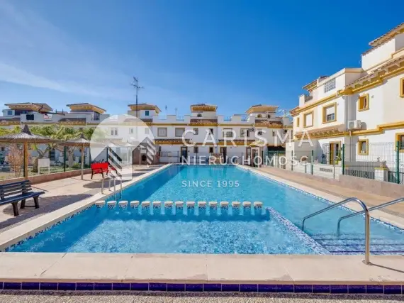 (16) Odnowiony dom szeregowy Aguas Nuevas Torrevieja 3 sypialnie solarium parking fotowoltaika blisko pla