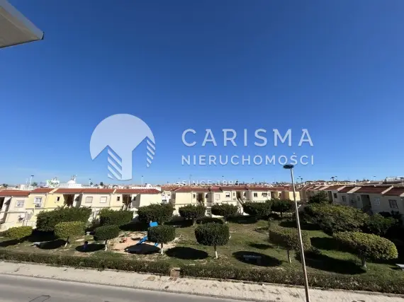 (17) Odnowiony dom szeregowy Aguas Nuevas Torrevieja 3 sypialnie solarium parking fotowoltaika blisko pla