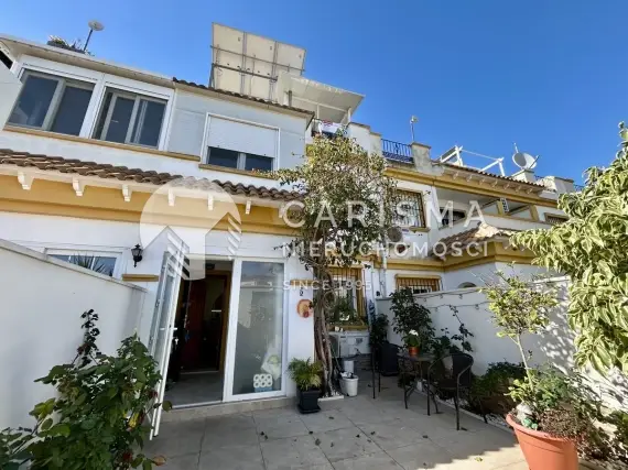 (18) Odnowiony dom szeregowy Aguas Nuevas Torrevieja 3 sypialnie solarium parking fotowoltaika blisko pla