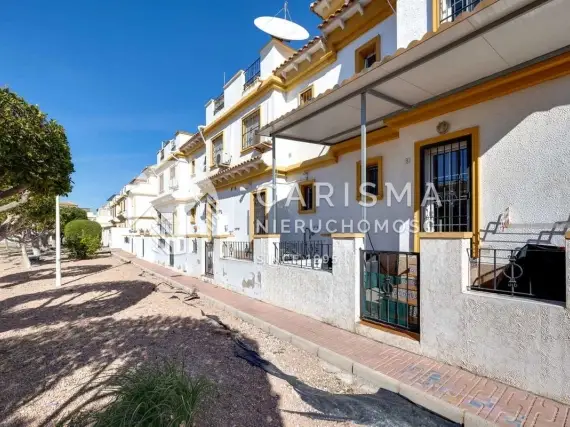 (19) Odnowiony dom szeregowy Aguas Nuevas Torrevieja 3 sypialnie solarium parking fotowoltaika blisko pla