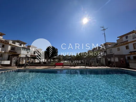 (20) Odnowiony dom szeregowy Aguas Nuevas Torrevieja 3 sypialnie solarium parking fotowoltaika blisko pla