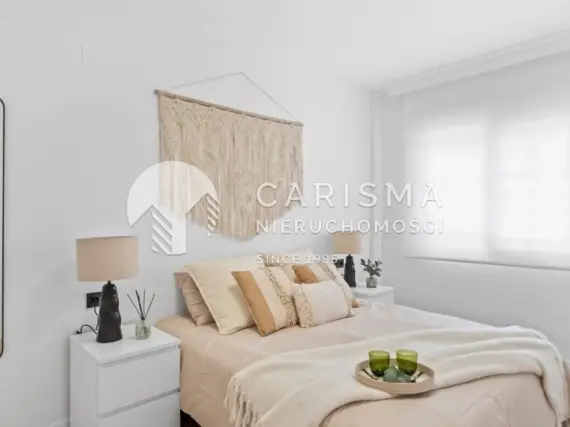 (5) Odnowiona willa bliźniacza z tarasem i basenem wspólnym PAU 26 Villamartin Costa Blanca