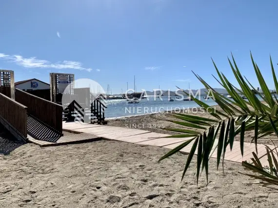 (14) Piękne, nowoczesne wille w budowie, tylko 100 m od plaży w Los Alcazares na Costa Calida