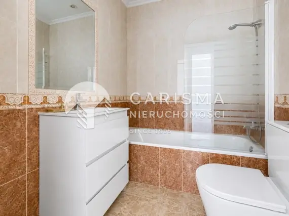 (16) Szeregowiec w Playa Flamenca – odnowione wnętrza, taras dachowy, parking i blisko plaż