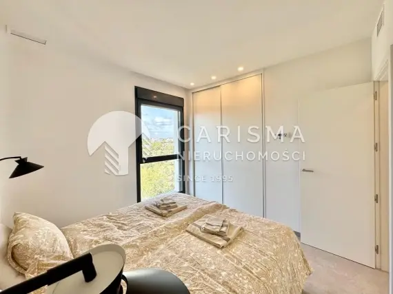 (13) Nowoczesny apartament 2 sypialnie Las Colinas Golf z balkonem, garażem i basenem
