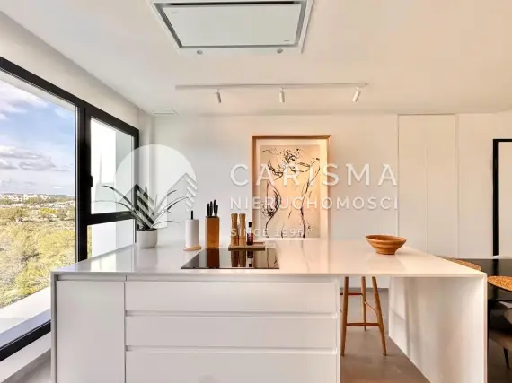 (17) Nowoczesny apartament 2 sypialnie Las Colinas Golf z balkonem, garażem i basenem