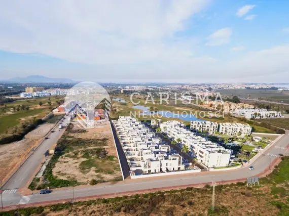 (40) Apartamenty przy polu golfowym blisko morza i Los Alcázares – baseny, SPA i siłownia w Hiszpanii
