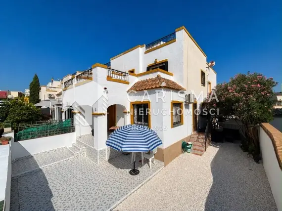 Dom szeregowy z tarasem dachowym i widokiem na słone jeziora w Dream Hills, Torrevieja 1