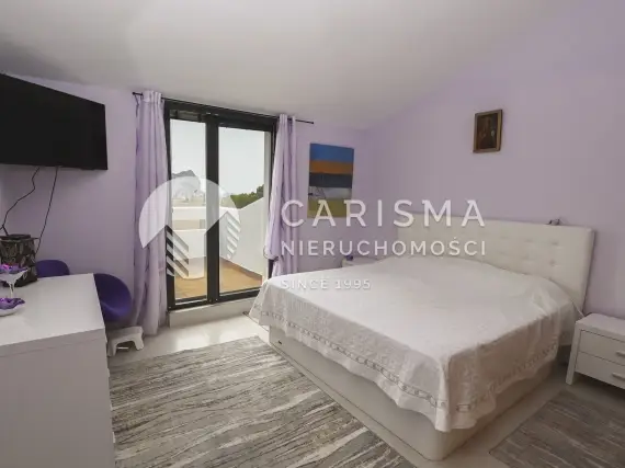 (4) Odremontowana willa z częściowym widokiem na morze i na skałę Ifach w Calpe