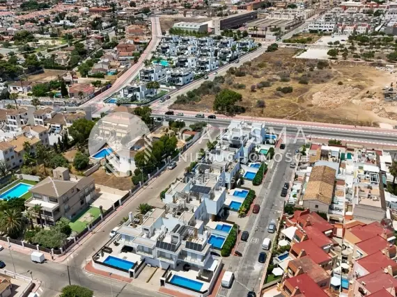 (6) Nowoczesny townhouse z basenem i tarasem dachowym w Aguas Nuevas, Torrevieja