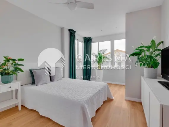 (16) Odnowiony townhouse w Orihuela Costa z ogrodem, tarasem i basenem wspólnym – Punta Prima