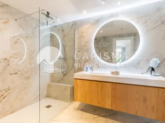 (13) Luksusowy apartament w dosknałym stanie, z panoramicznym widokiem na morze, tuż przy plaży, Estepona