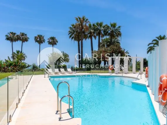 (22) Luksusowy apartament w dosknałym stanie, z panoramicznym widokiem na morze, tuż przy plaży, Estepona