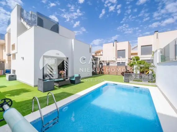 Nowoczesna willa w Torrevieja z basenem i tarasem dachowym 1
