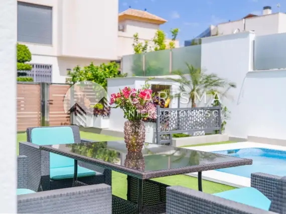 Nowoczesna willa w Torrevieja z basenem i tarasem dachowym 2