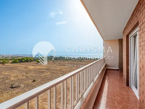 Odnowiony penthouse w Punta Prima z widokiem na morze, basenem i licencją turystyczną 2