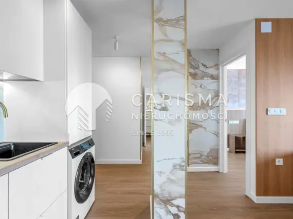 (8) Odnowiony penthouse w Punta Prima z widokiem na morze, basenem i licencją turystyczną