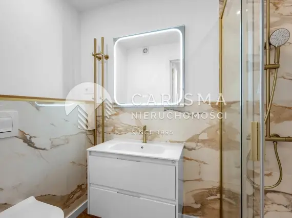 (19) Odnowiony penthouse w Punta Prima z widokiem na morze, basenem i licencją turystyczną