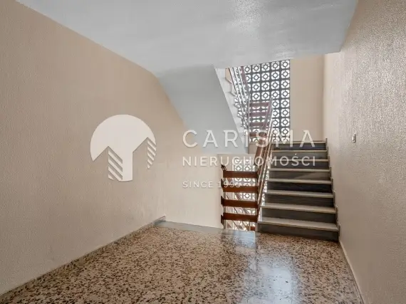 (27) Odnowiony penthouse w Punta Prima z widokiem na morze, basenem i licencją turystyczną