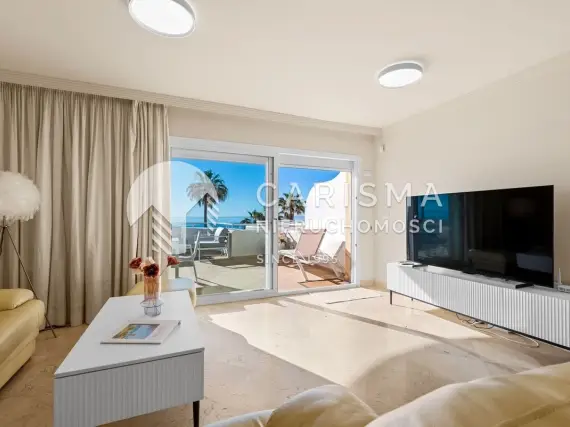 Apartament w pierwszej linii brzegowej z panoramicznym widokiem na morze, tarasem 50 m² i licencją 2