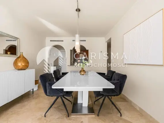 (6) Apartament w pierwszej linii brzegowej z panoramicznym widokiem na morze, tarasem 50 m² i licencją