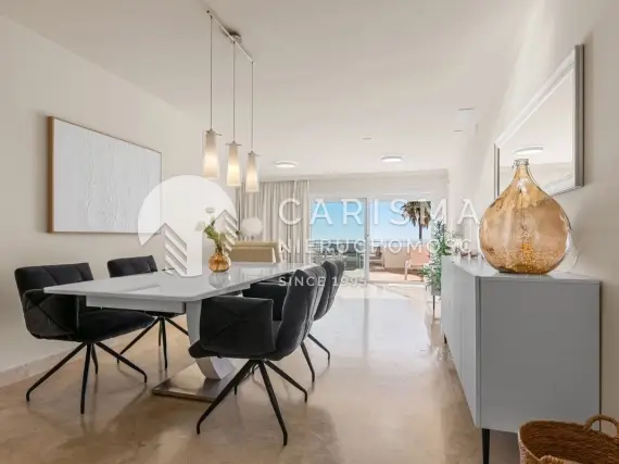 (9) Apartament w pierwszej linii brzegowej z panoramicznym widokiem na morze, tarasem 50 m² i licencją