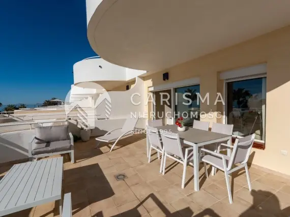 (13) Apartament w pierwszej linii brzegowej z panoramicznym widokiem na morze, tarasem 50 m² i licencją