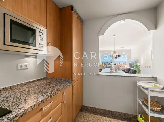 (16) Apartament w pierwszej linii brzegowej z panoramicznym widokiem na morze, tarasem 50 m² i licencją