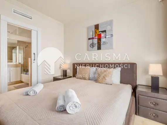 (18) Apartament w pierwszej linii brzegowej z panoramicznym widokiem na morze, tarasem 50 m² i licencją
