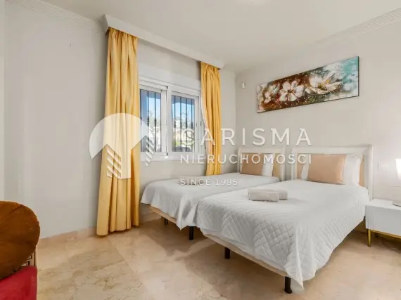 (20) Apartament w pierwszej linii brzegowej z panoramicznym widokiem na morze, tarasem 50 m² i licencją