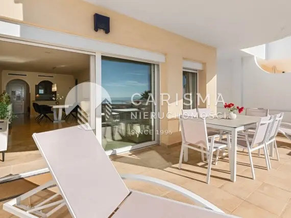 (23) Apartament w pierwszej linii brzegowej z panoramicznym widokiem na morze, tarasem 50 m² i licencją