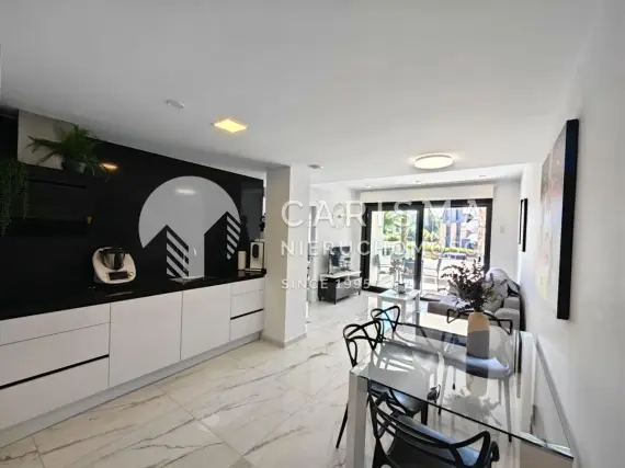 (4) Nowoczesny apartament w doskonałym stanie, w zamkniętym kompleksie w Los Altos