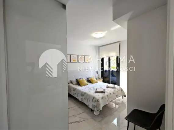 (10) Nowoczesny apartament w doskonałym stanie, w zamkniętym kompleksie w Los Altos