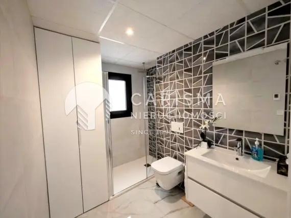 (11) Nowoczesny apartament w doskonałym stanie, w zamkniętym kompleksie w Los Altos