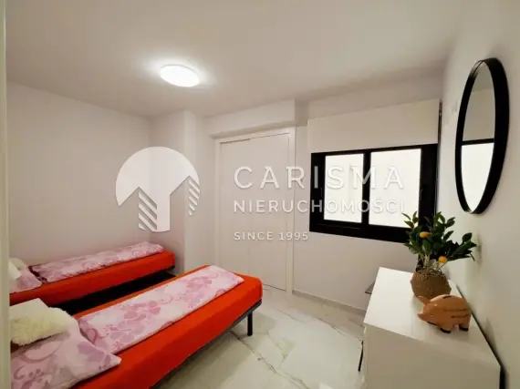 (13) Nowoczesny apartament w doskonałym stanie, w zamkniętym kompleksie w Los Altos