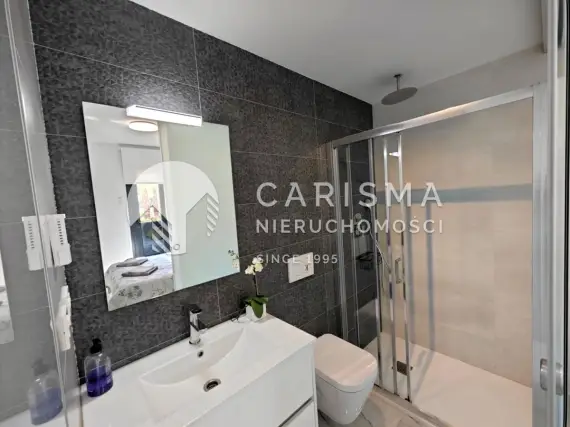 (14) Nowoczesny apartament w doskonałym stanie, w zamkniętym kompleksie w Los Altos