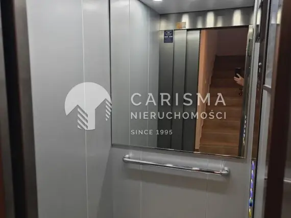 (17) Nowoczesny apartament w doskonałym stanie, w zamkniętym kompleksie w Los Altos