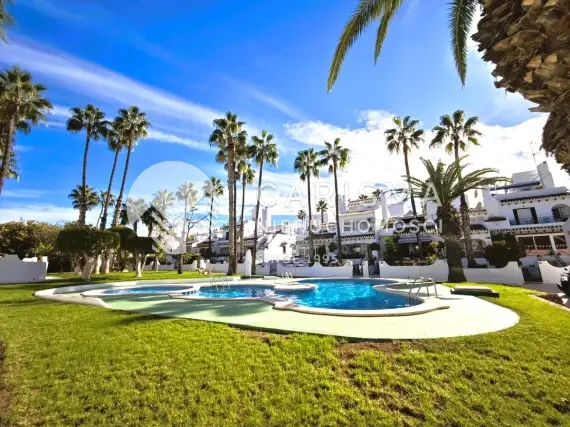 Penthouse z dachowym tarasem  oraz widokiem na pole glfowe w Villamartin 1
