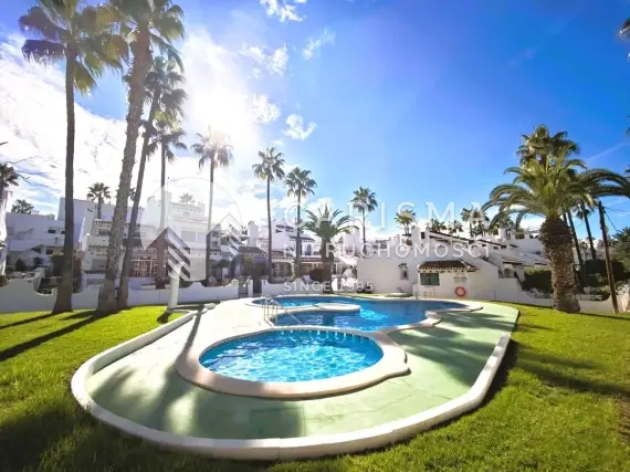 (4) Penthouse z dachowym tarasem  oraz widokiem na pole glfowe w Villamartin