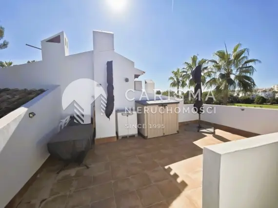 (26) Penthouse z dachowym tarasem  oraz widokiem na pole glfowe w Villamartin