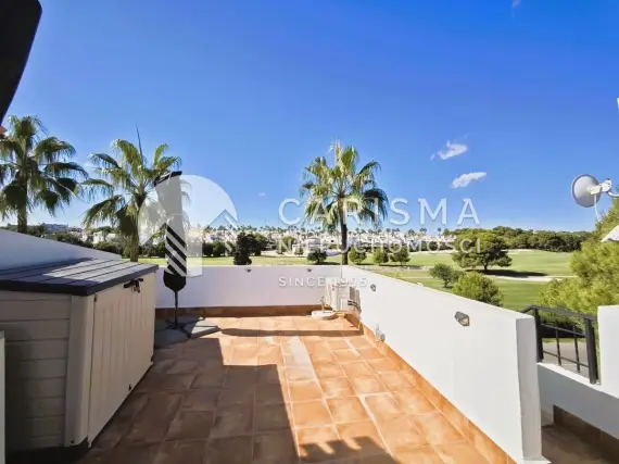(32) Penthouse z dachowym tarasem  oraz widokiem na pole glfowe w Villamartin