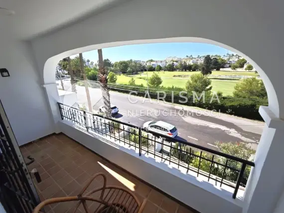 (43) Penthouse z dachowym tarasem  oraz widokiem na pole glfowe w Villamartin