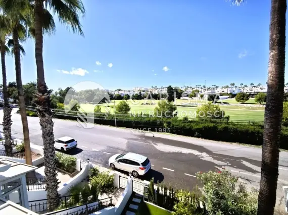 (53) Penthouse z dachowym tarasem  oraz widokiem na pole glfowe w Villamartin