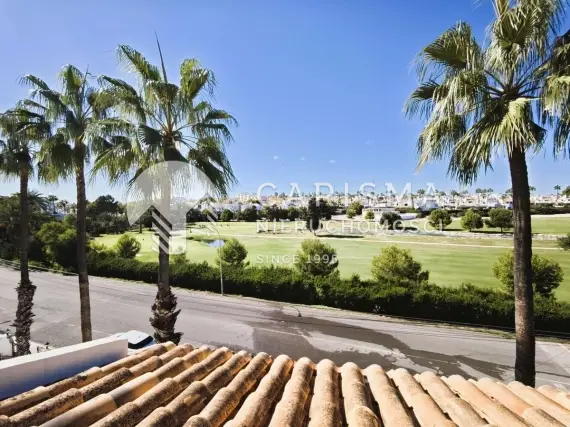 (57) Penthouse z dachowym tarasem  oraz widokiem na pole glfowe w Villamartin